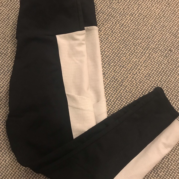 Onzie crop white snake yoga pant - Picture 3 of 6